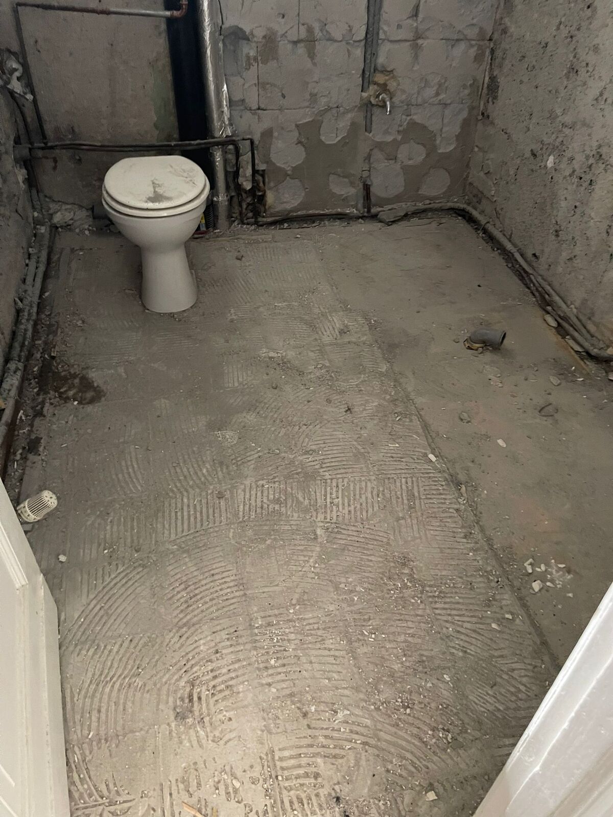 Badezimmer im Rohbauzustand waehrend der Sanierung