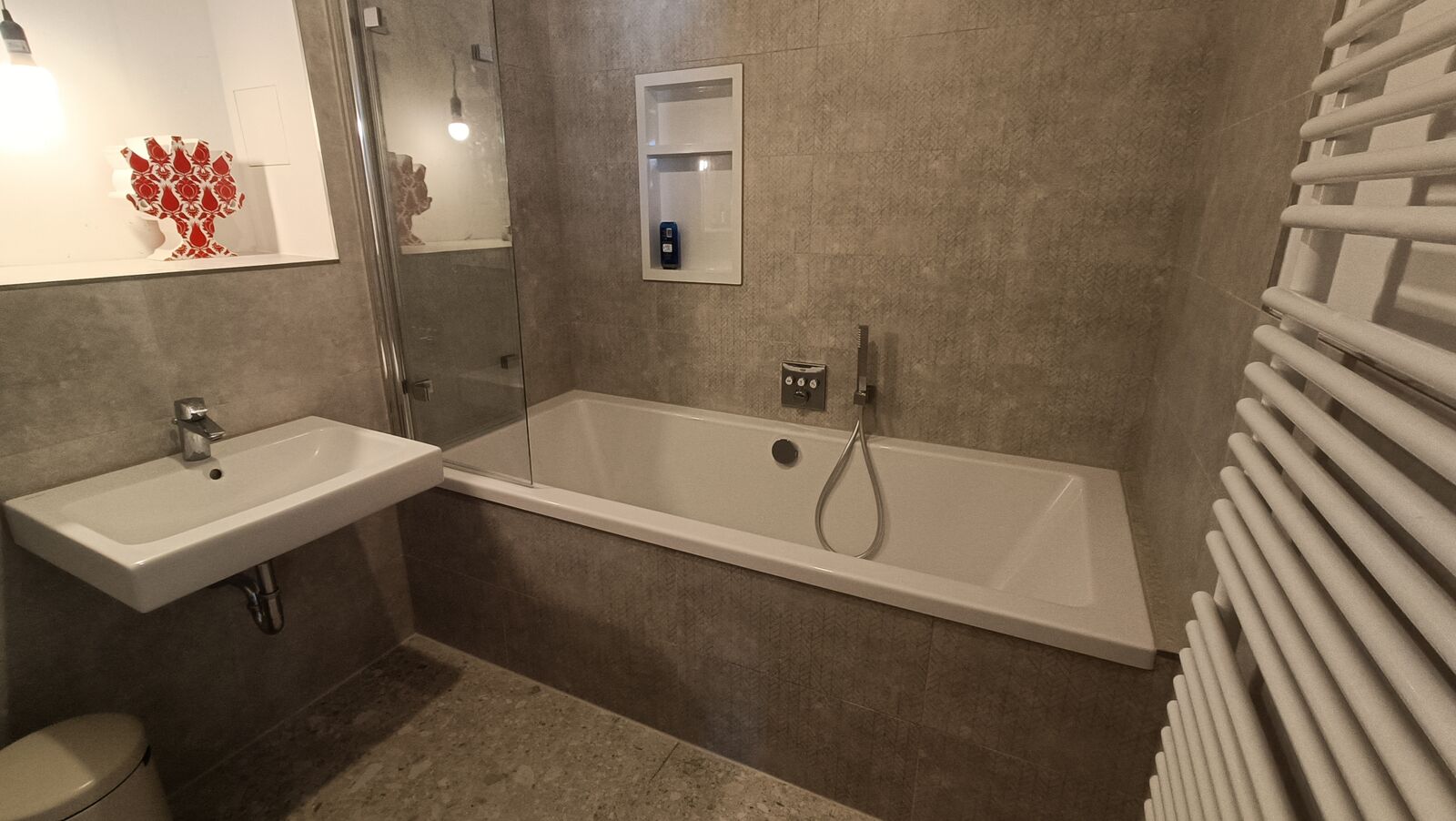 Modernisiertes Badezimmer mit Glasabtrennung