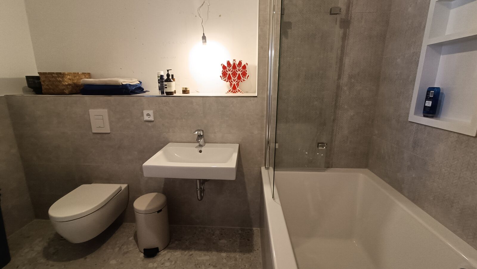 Badezimmer mit Moebelwaschtisch nach der Sanierung