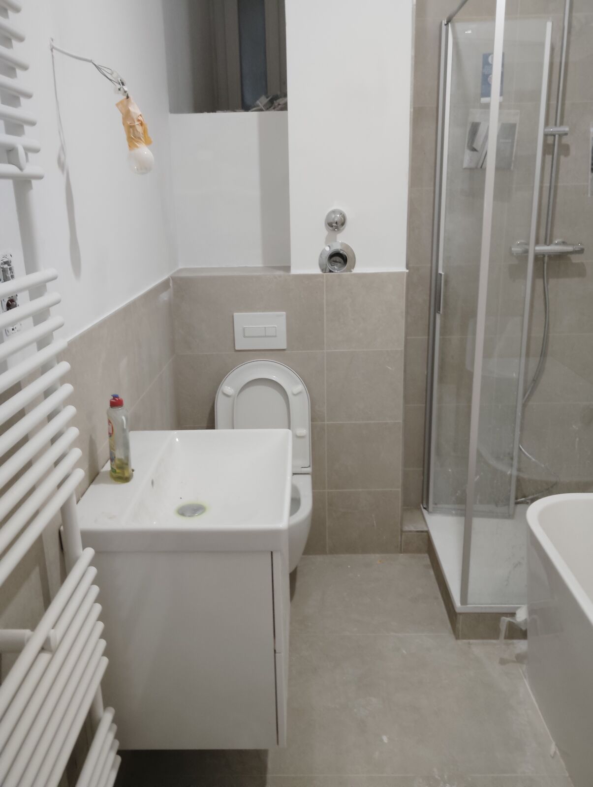 Fertiges Badezimmer mit Dusche und Badewanne