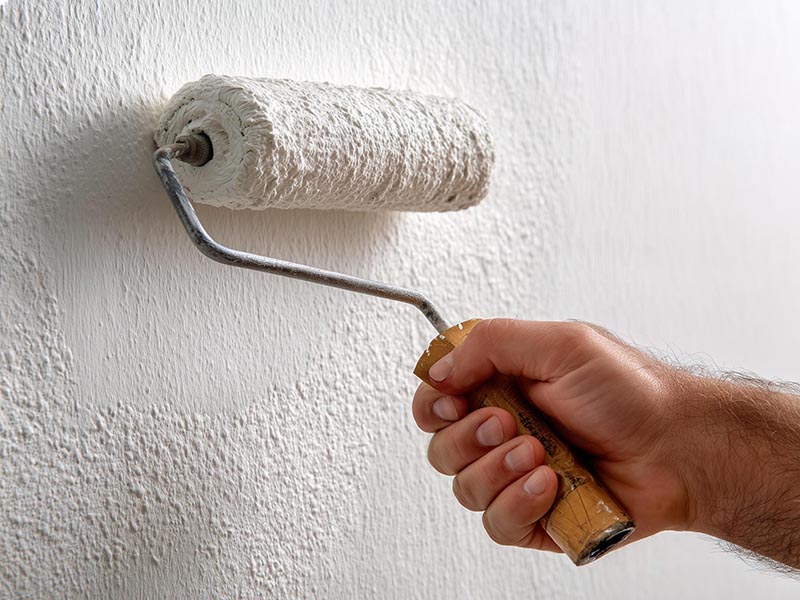 Helles frisch gestrichenes Zimmer in einer renovierten Berliner Wohnung